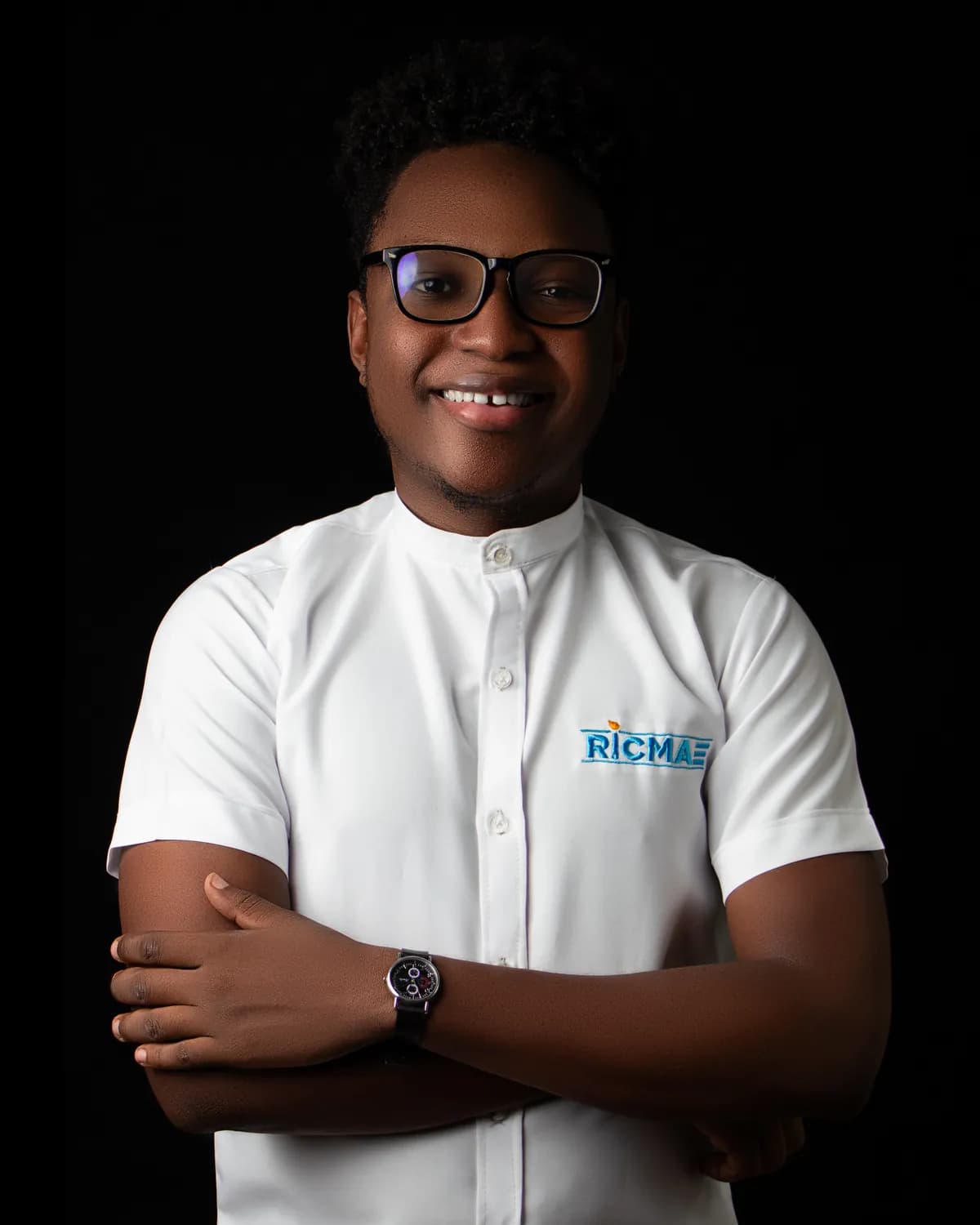 Ricmae, fondateur de Ricmae Design, en chemise blanche brodée RICMAE