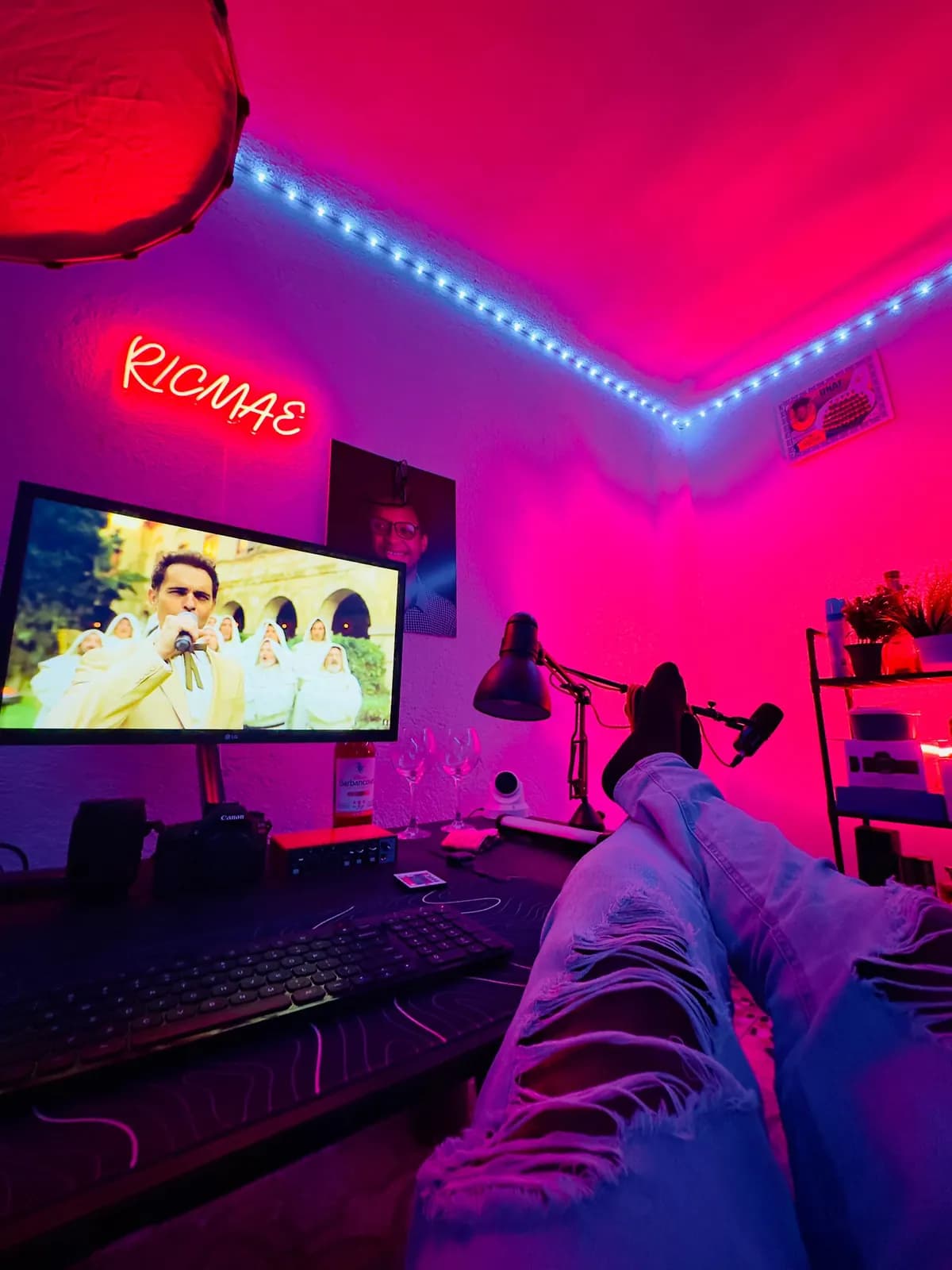 Pause au studio, néon RICMAE allumé