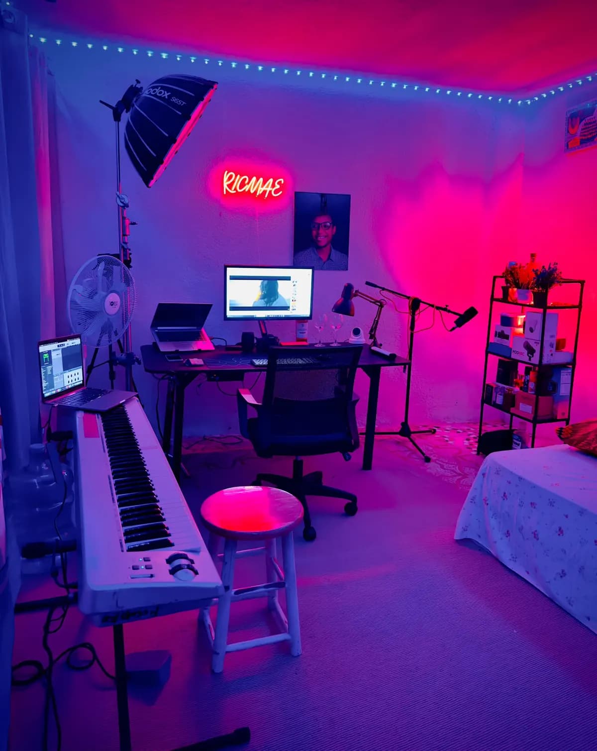 Le studio Ricmae Design : bureau, écrans, piano et néon RICMAE